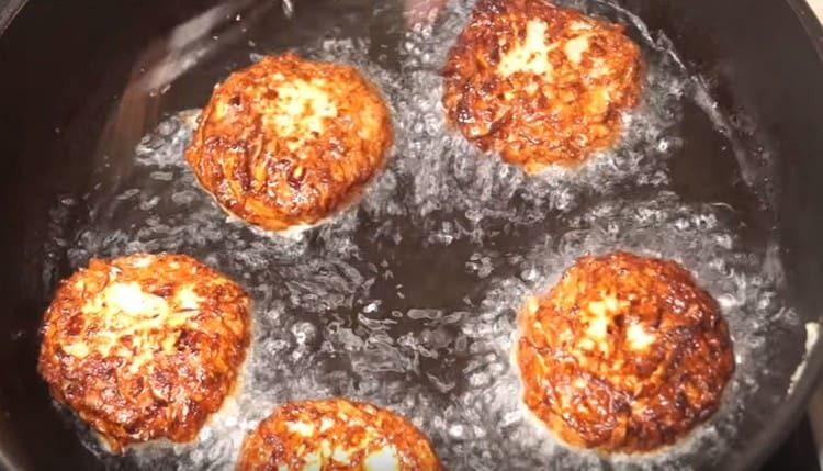 Smažte kotlety na obou stranách.