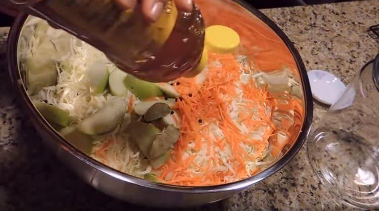 Tillsätt salt, pepparkorn, lagerblad på kålen.