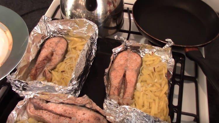 Coaceți peștele timp de 15 minute.