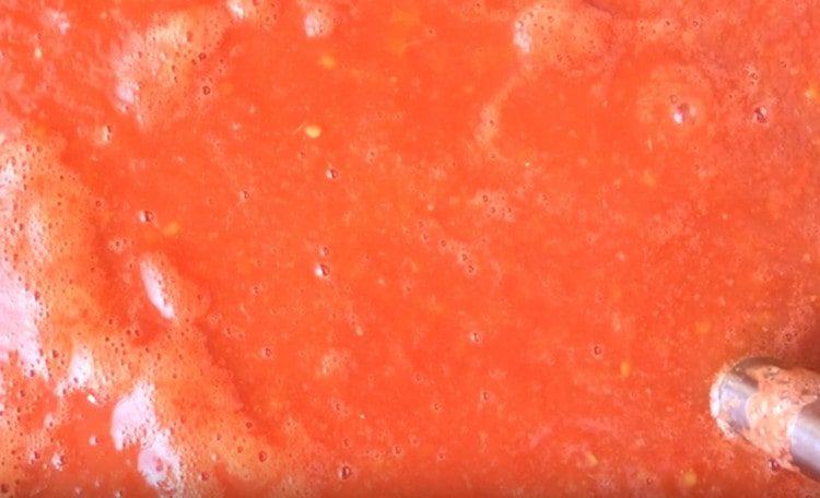 Die weichgekochte Gemüsemasse wird durch einen Mixer unterbrochen.