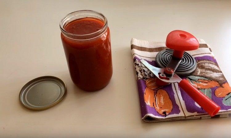 Wir füllen Ketchup in sterilisierte Gläser.