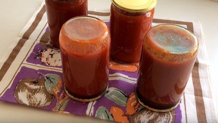 Ketchup mit Äpfeln hat eine angenehme Säure im Geschmack und ist perfekt gelagert.