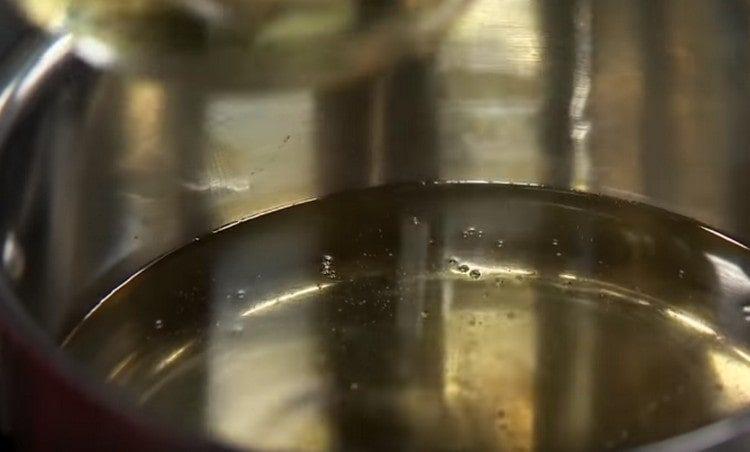 Sa isang garapon, pinapainit namin ang maraming langis ng gulay.