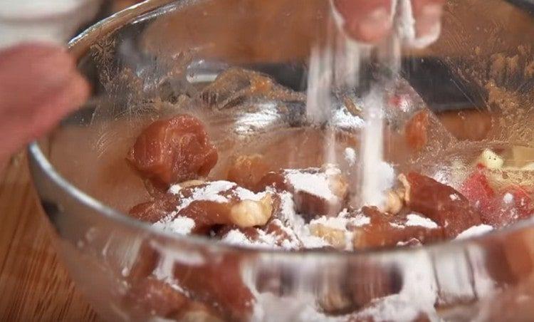 Magdagdag ng kaunti pa na almirol sa baboy at ihalo.