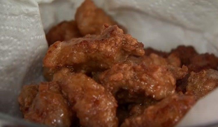 Inilipat namin ang natapos na karne sa mga napkin.