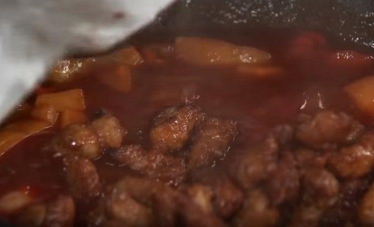 Ikalat ang karne sa sarsa.