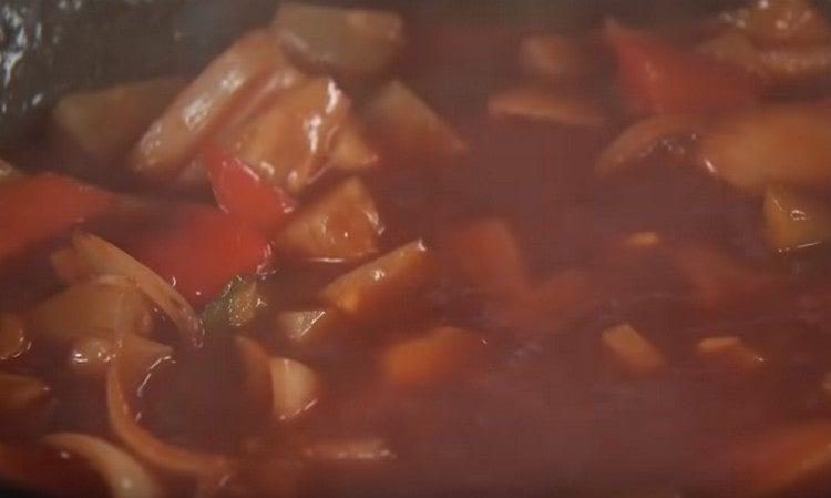 Ipakilala ang almirol sa sarsa ng gulay.