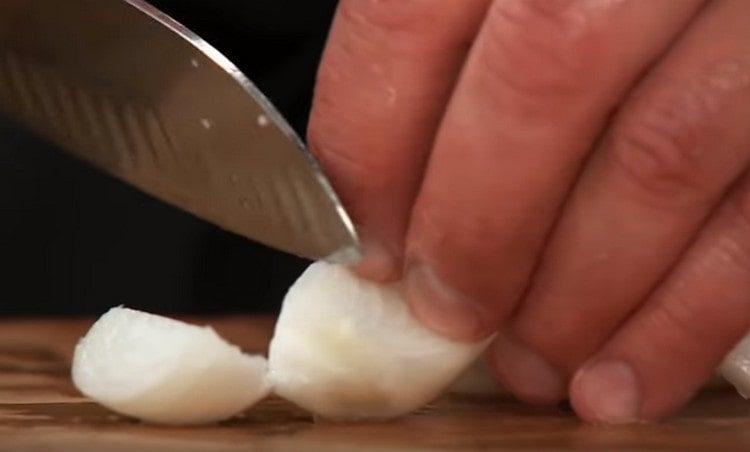 tumaga ang sibuyas nang magaspang.