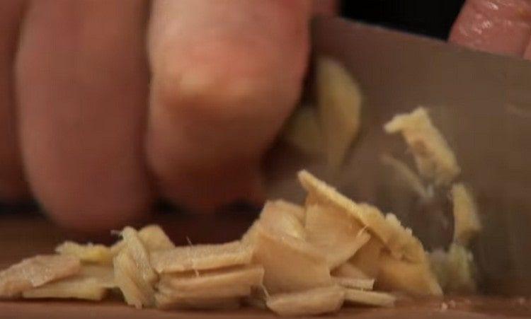 Nililinis namin at pinong tumaga ang ugat ng luya.