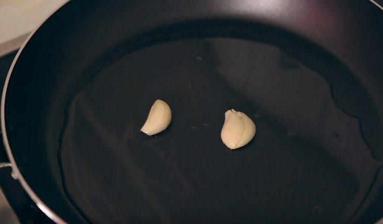 Separat, prăjiți usturoiul într-o tigaie.