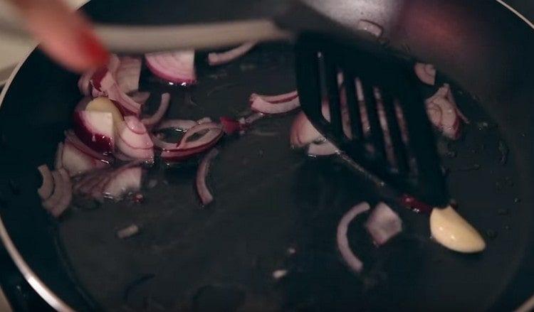 Adăugați ceapa la usturoi.