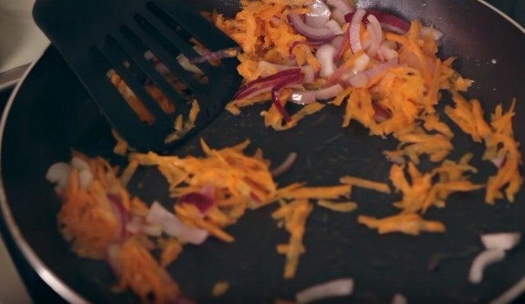 Adăugați morcovi, legumiți.