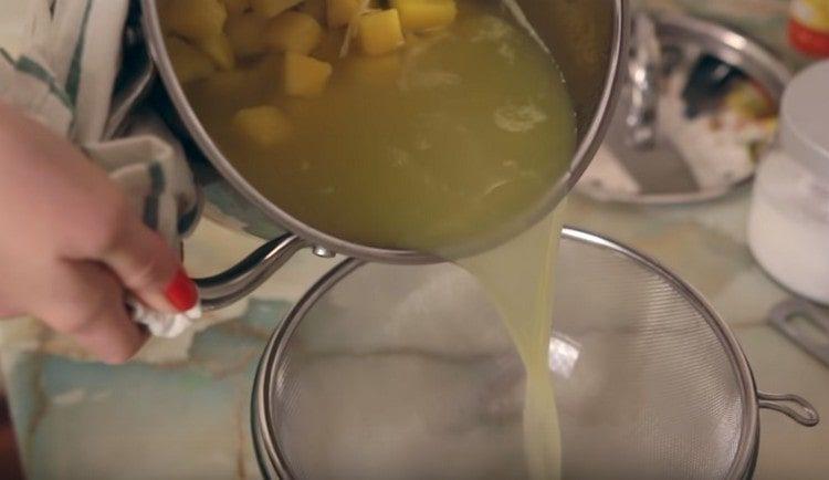 Scurgeți bulionul de dovleacul terminat.