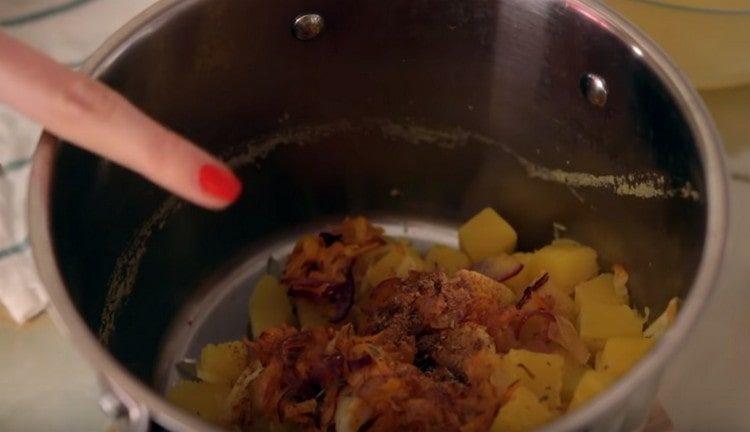 Modificăm prăjirea legumelor în dovleac, adăugăm condimente.