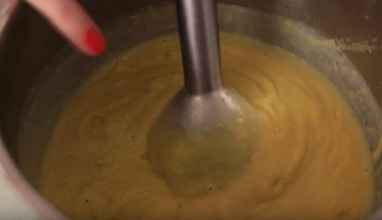 Aduceți supa la omogenitate și lăsați-o din nou să fiarbă.