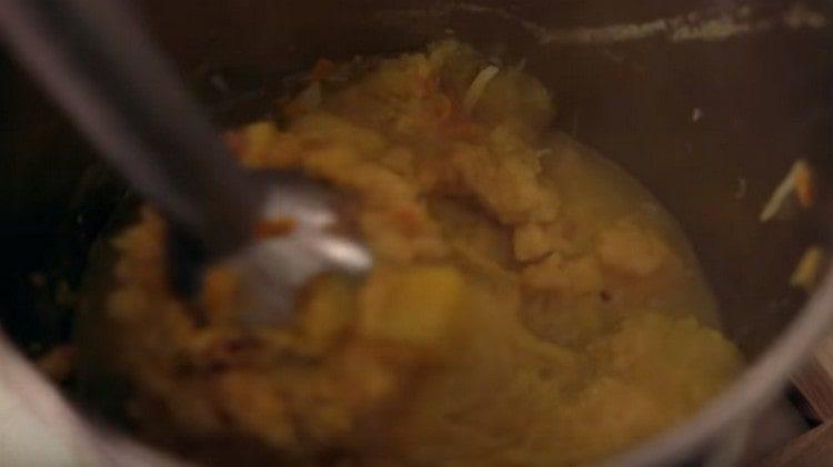 Taiem masa cu un blender submersibil.