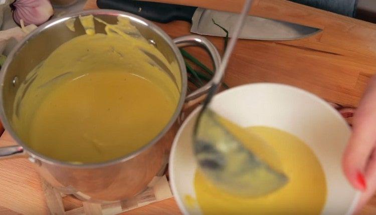 Toarna supa in farfurii.