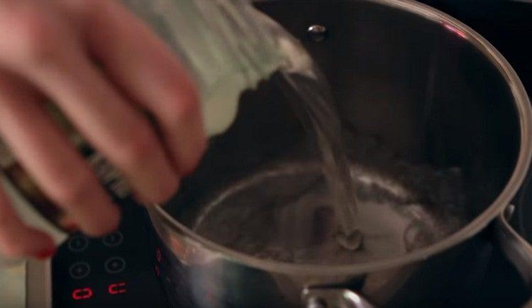 Trebuie să gătiți bulionul în avans.