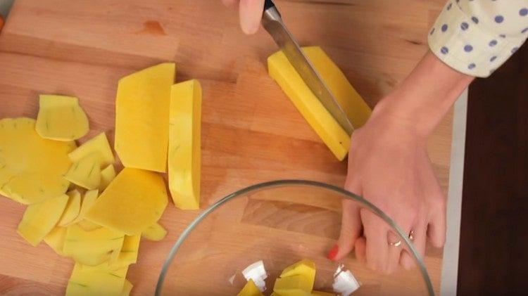 coaja dovleacul și se taie în bucăți.