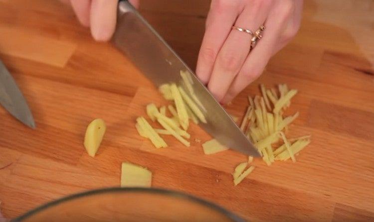 Tăiați subțire rădăcina de ghimbir.