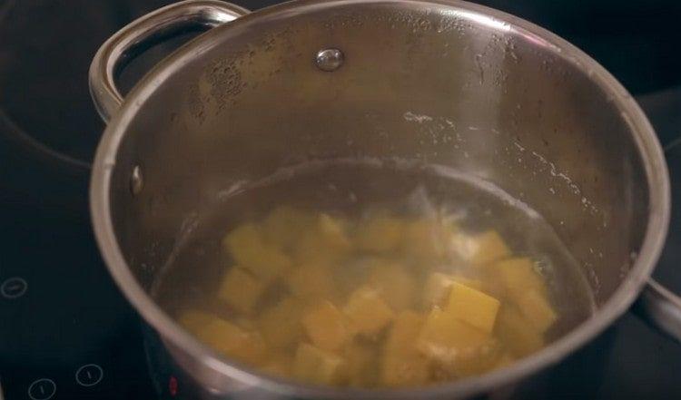 Pune felii de dovleac în bulion.