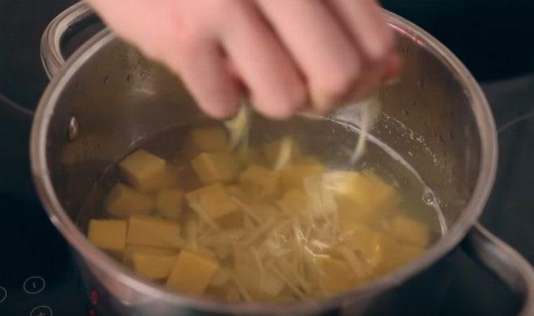 Adăugați imediat ghimbir în dovleac.