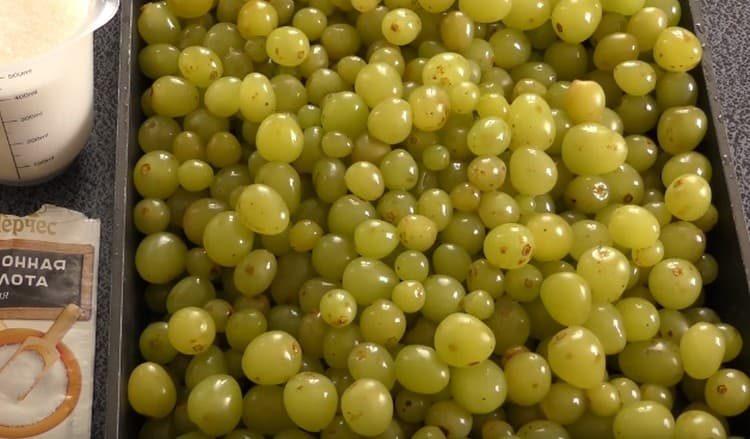 Vendiamo le bacche dai grappoli.