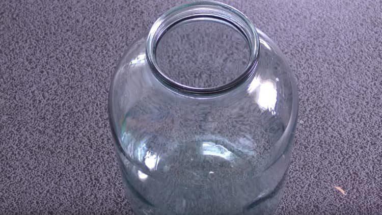 Sterilizziamo il barattolo per la composta.