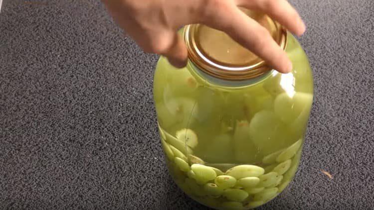 arrotolare il barattolo con un coperchio, agitare in modo che tutto lo zucchero si sia sciolto.