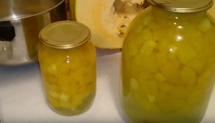 Ginulong namin ang kalabasa compote at hayaan itong cool.