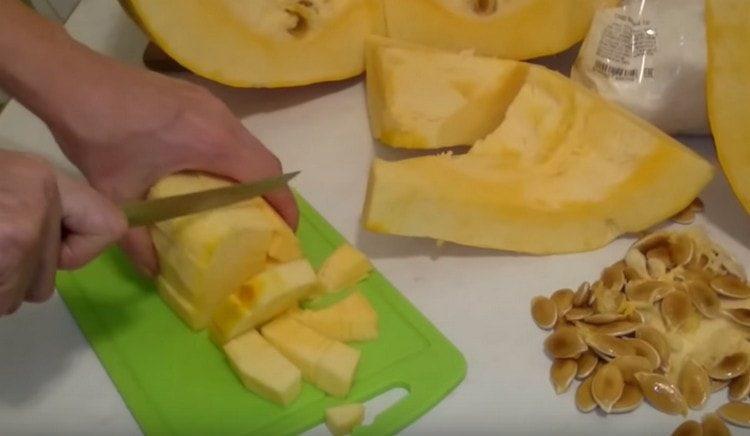 gupitin ang kalabasa sa maliit na piraso.