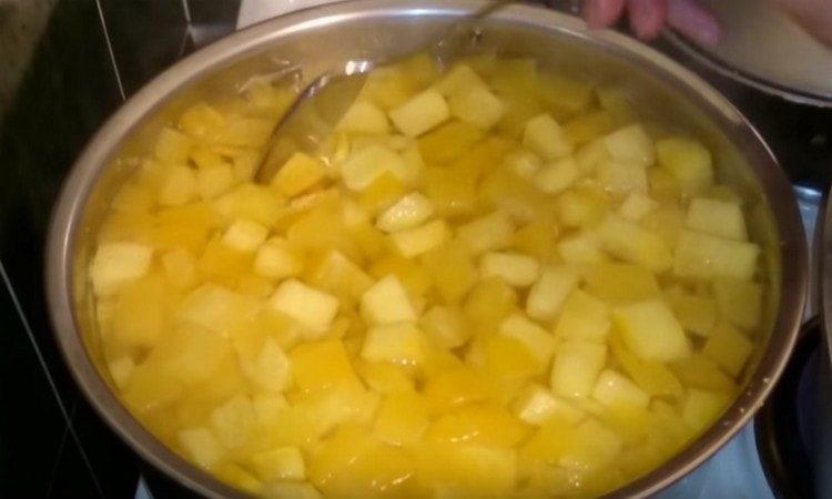 Pagkatapos kumukulo, lutuin ang compote para sa kalahating oras.