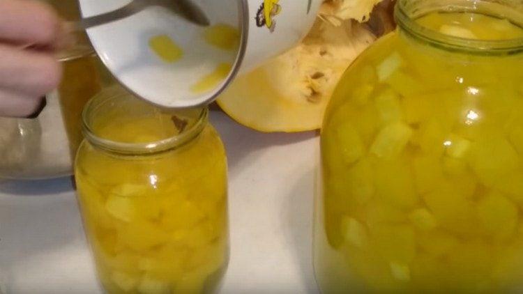 Ibuhos ang compote sa isterilisadong garapon, pagdaragdag ng kanela o cloves ayon sa gusto mo.