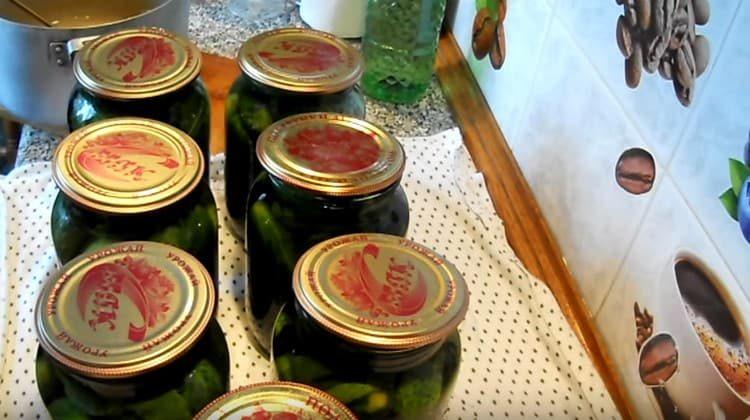 Videz l'eau, remplissez à nouveau les berges avec de l'eau bouillante et laissez-les refroidir.