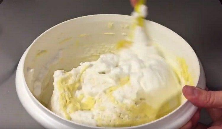 Dahan-dahang ihalo ang whipped protein sa kuwarta.