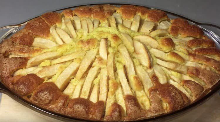 Ang maluho na Cornish apple pie ay handa na.