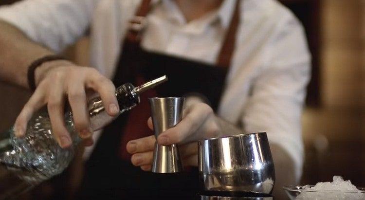 Wodka in den Shaker geben.