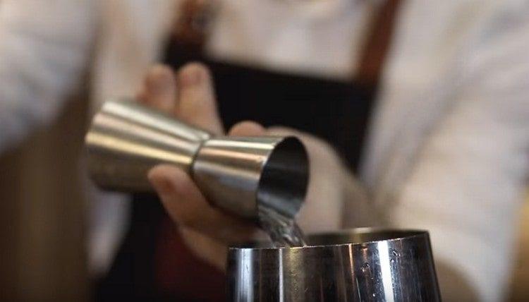 Dann die Orangenlauge dazugeben.