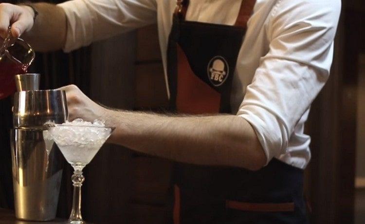 Als nächstes Cranberrysaft hinzufügen.