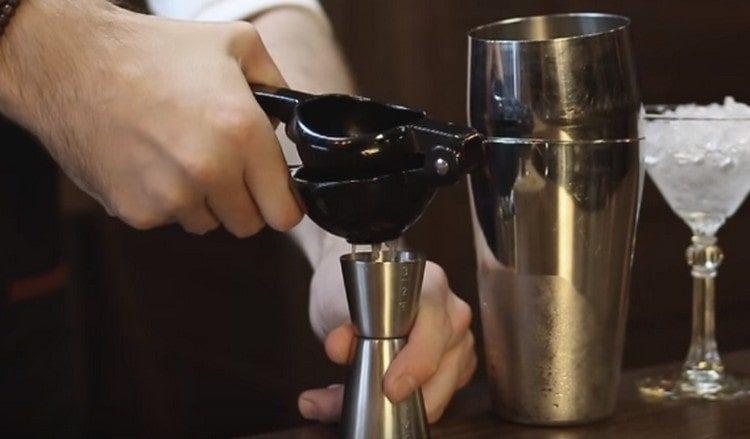 Saft aus Limette auspressen.