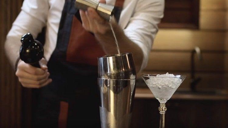 Fügen Sie den Komponenten, die sich bereits im Shaker befinden, Limettensaft hinzu.