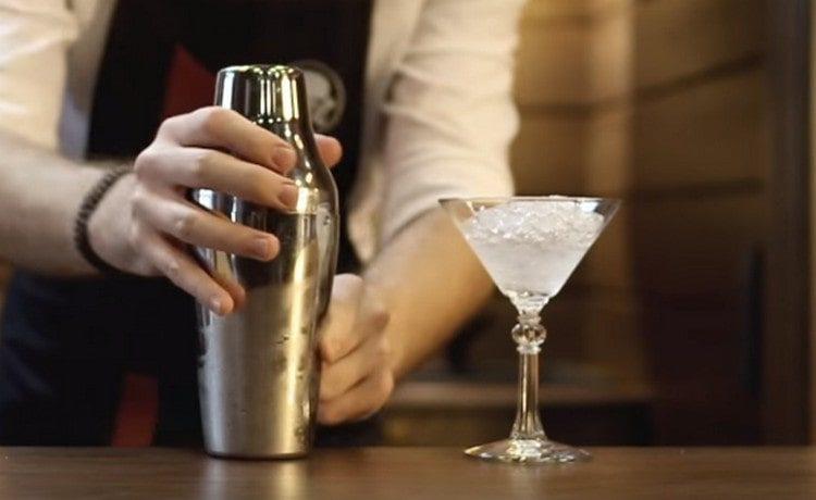 Lassen Sie das Schmelzwasser aus dem Glas des Shakers ab, gießen Sie den Inhalt des Shakers in das Glas und schlagen Sie.