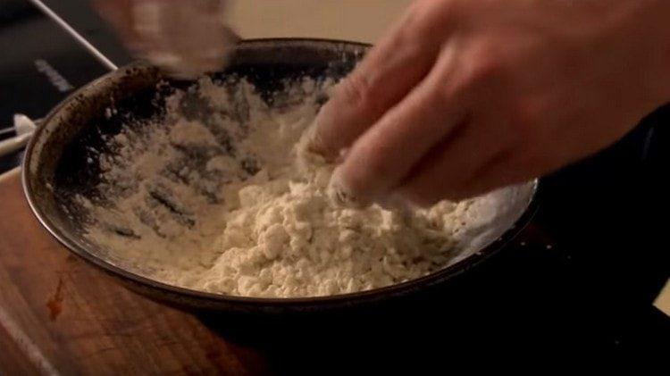 Mâinile o freacă totul în firimituri.