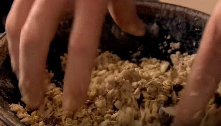 Adăugați muesli în firimitul rezultat.