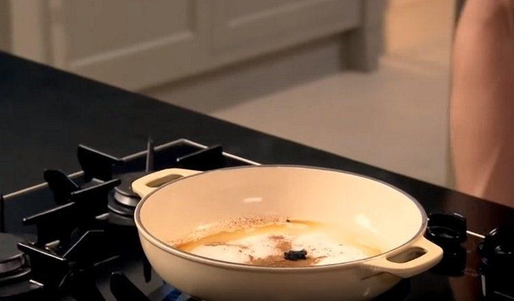 Turnați zahărul în tocană, adăugați scorțișoară.