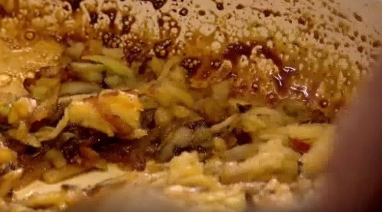 pune mere într-o cratiță pentru zahăr, amestecă.