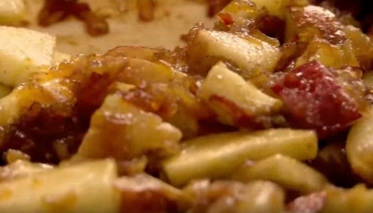 Adăugați merele tăiate în felii și fierbeți umplutura.