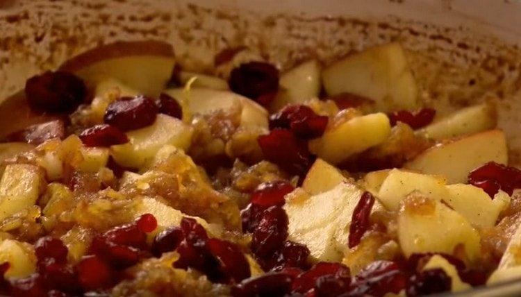 Adăugați afine uscate la umplutură.