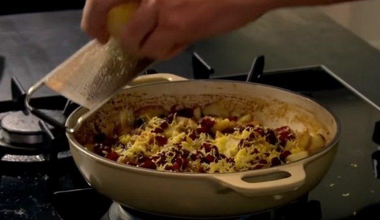 Frecați coaja de lămâie în umplutură.