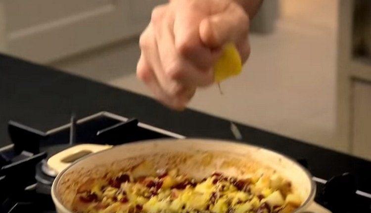 Stoarceți sucul din lămâie.